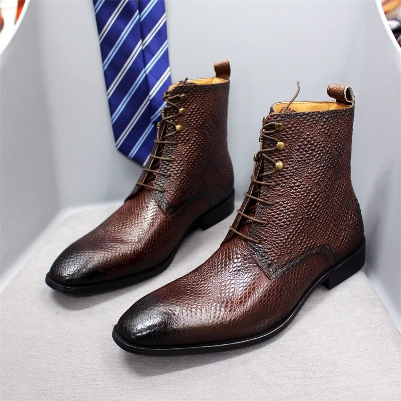 Botas Masculinas Pele Cobra Chique Com Cano Alto E Cadarço - Café